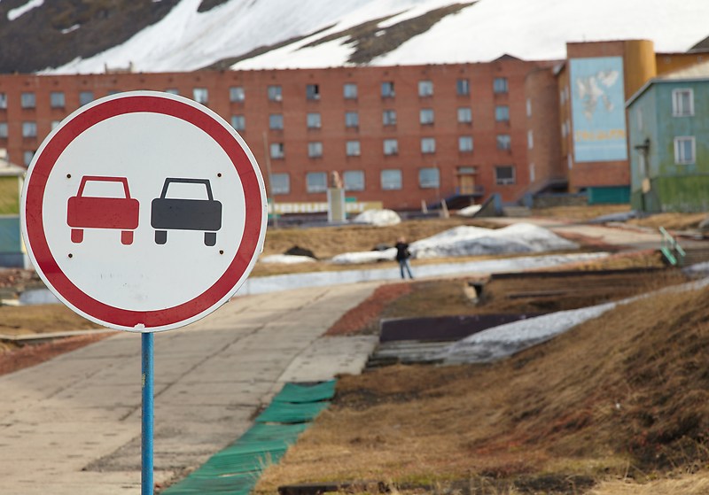 Ohituskielto (ei pysäköintikielto)  oli voimassa Barentsburgin pääkadulla (ja ainoalla kadulla).