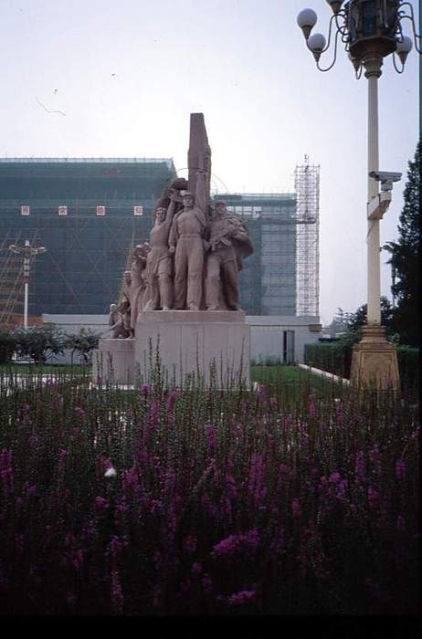 Työläisten patsas ja takana Maon mausoleumi.