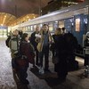 Helsingin asemalla hyppäämässä junaan.