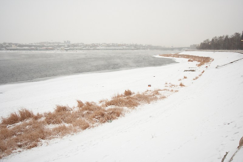Angara-joki virtaa läpi Irkutskin.