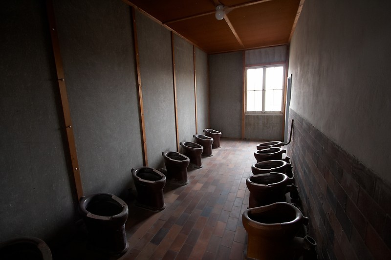 Dachaun keskitysleirin vessa.