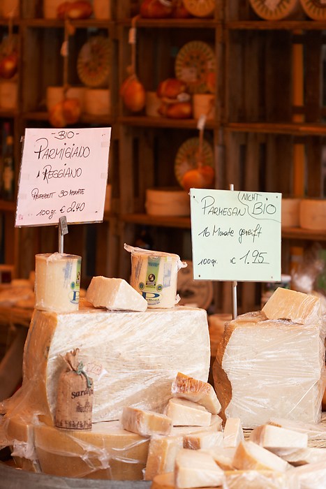 Parmesan-juustoa Viktualenmarkt-torilla.