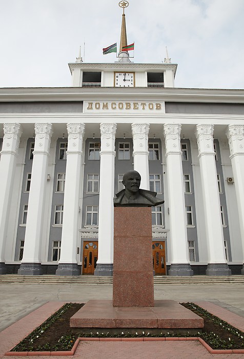 Lenin-patsas Dom Sovetovin edessä, Tiraspolissa.