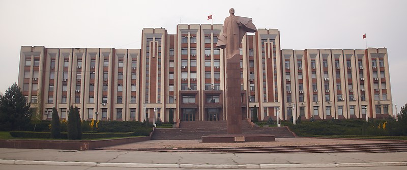 Hallintorakennus Tiraspolissa, edessä Leninin patsas.