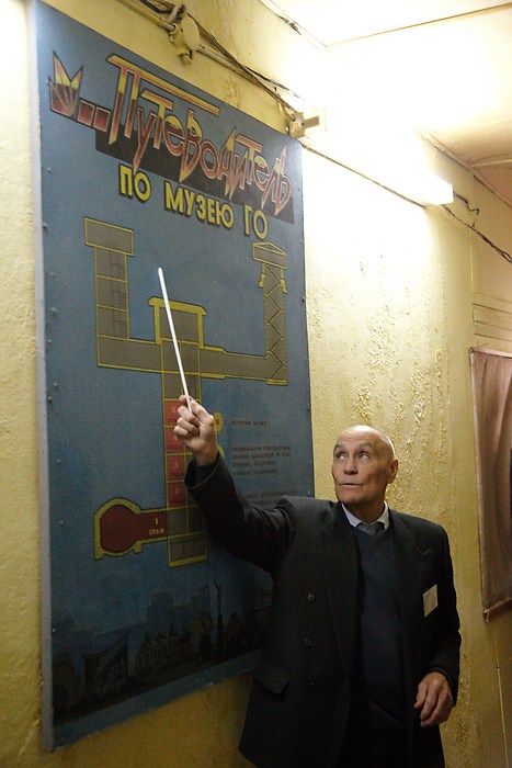 Opeas esittelemässä Stalinin salaista bunkkeria Samarassa.