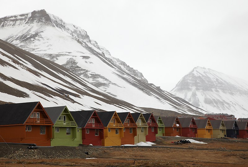 Värikkäitä asuintaloja Longyearbyenissä.