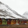 Värikkäitä asuintaloja Longyearbyenissä.