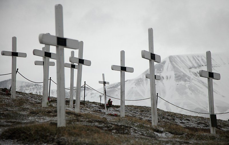 Longyearbyenin vanha hautausmaa. Tänne on haudattu mm. seitsemän Espanjantautiin kuollutta kaivostyöntekijää vuonna 1918.