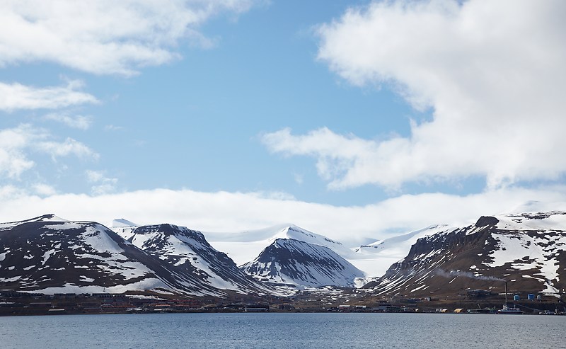 Longyearbyen mereltäpäin.