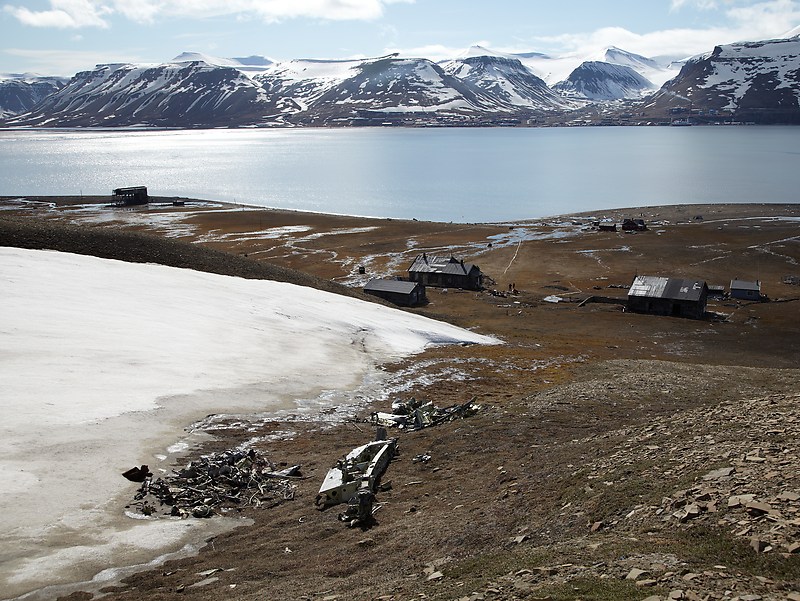 Lisää saksalaisen lentokoneen romua. Taustalla Longyearbyen.