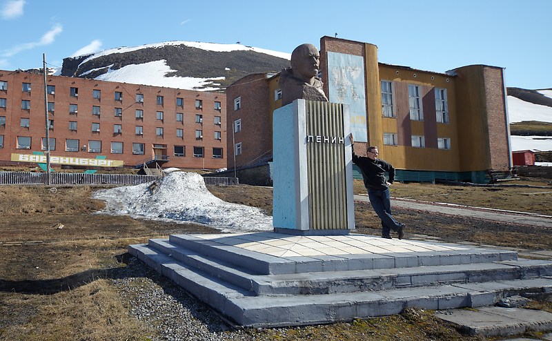 Martti poseeraamassa maailman toiseksi pohjoisimman Leninin patsaan vieressä.