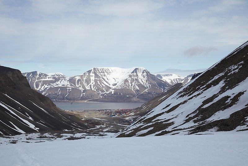 Longyearbyen siintää taustalla.