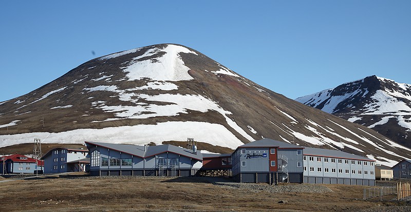 Longyearbyenin hienoin hotelli, Radisson SAS Polar Hotel Spitsbergen. Rakennus on alunperin rakennettu Lillehammeriin 1994 olympialaisia varten.