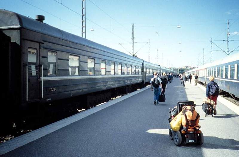 Helsingin rautatieasema, vasemmalla meidän Tolstoi-yöpikajuna, jolla mentiin Moskovaan.