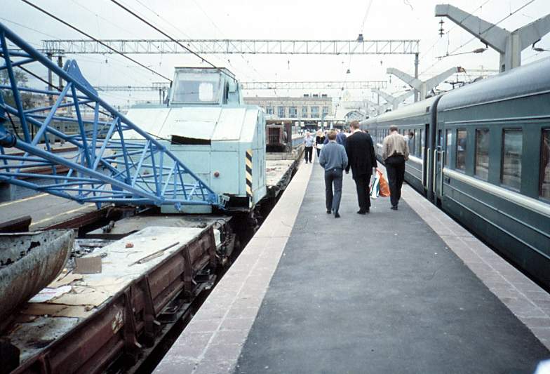 Moskovan Leningradski-rautatieasema. Vasemmalla Tolstoi.