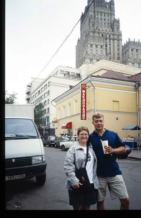 Leena, Jussi ja yksi Moskovan makaoharakka (McDonalds).