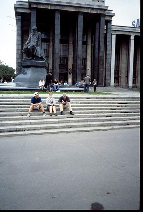 Jussi, Leena ja Tuukka. Takana Leninin patsas ja Lenina-kirjasto