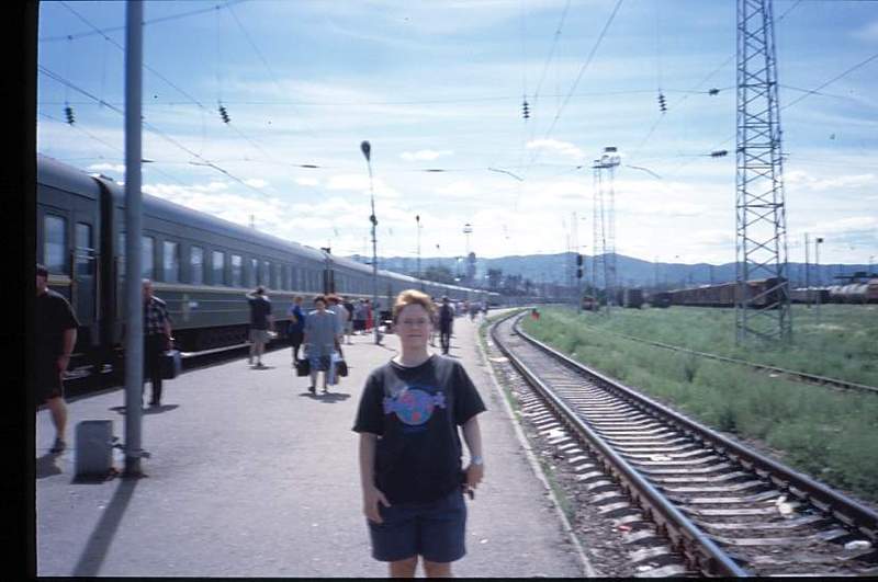 Leena ja juna, ilmeisesti Krasnoyarskissa.