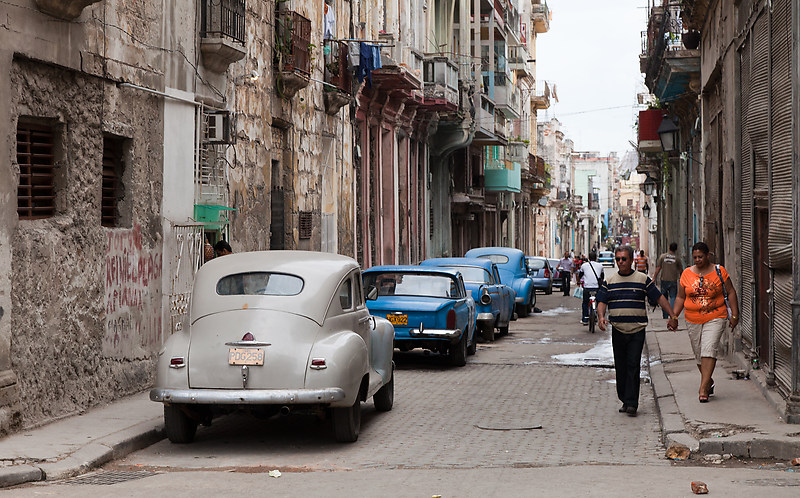 Vanhoja autoja Havannan kadulla.