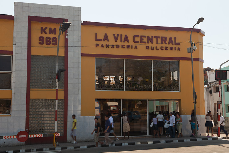 Kansanpesokahvila Santiago de Cubassa. Kansanpesopaikat tunnistaa ulkona olevasta jonosta.