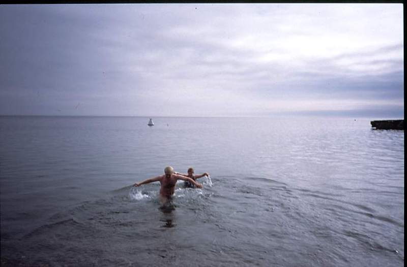 Minä ja Leena uimassa Baikalissa. Tarun mukaan kastamalla kädet Baikalin vedessä elää vuoden pitempään, jalat kastamalla saa viisi vuotta lisää  elinaikaa ja jos käy oikein uimassa, elää 25 vuotta pitempään. Sehän me  tehtiin, kaikki muut paitsi Tricky.