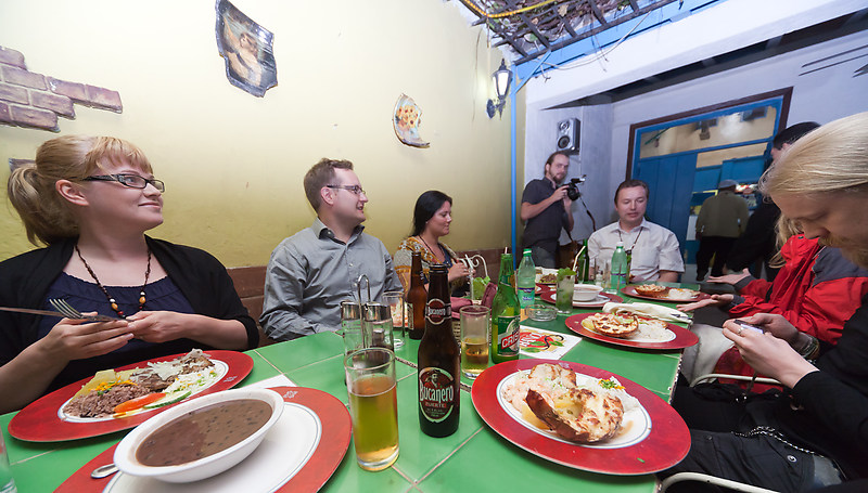 Illallisella ravintola Hanoissa, Havannassa. Paikalla ei ole (kai) mitään tekemistä Vietnamin kanssa.