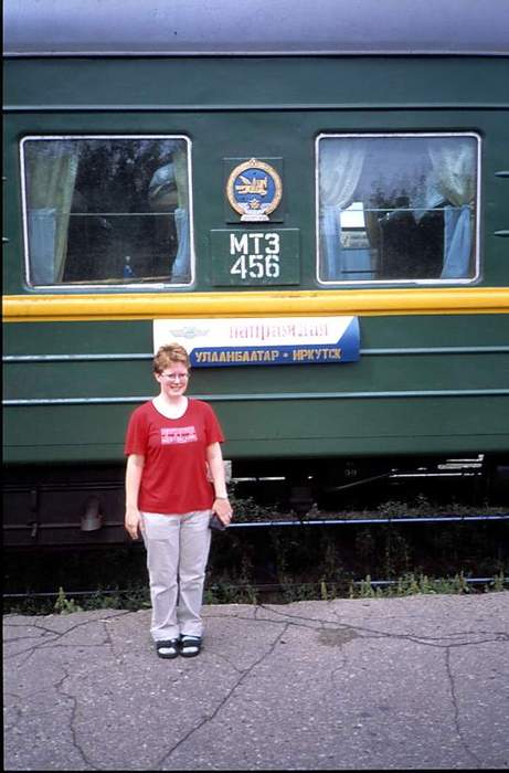 Leena ja meidän juna Nauskissa 5895 km Moskovasta, Venäjän puolella Mongolian  rajalla.