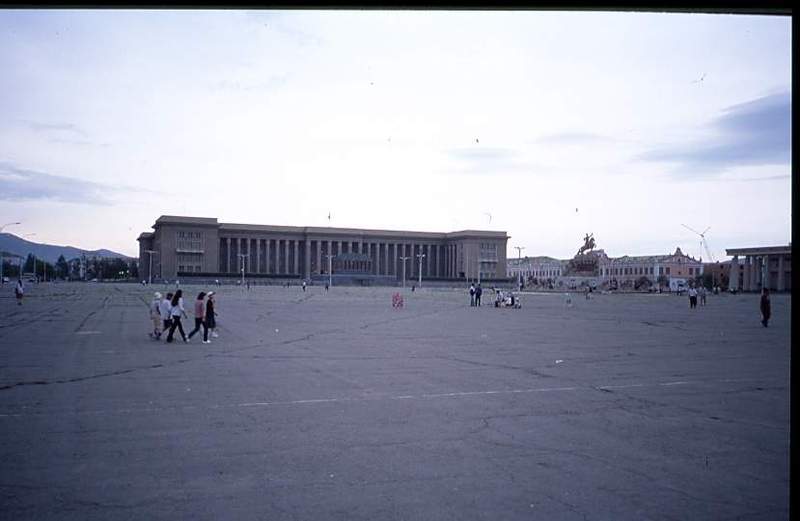 Sühbataar-aukio, keskellä itse Sübataarin patsas. Sen takana vasemmalla Mongolian Teknillinen korkeakoulu. Oikealla parlamenttirakennus.